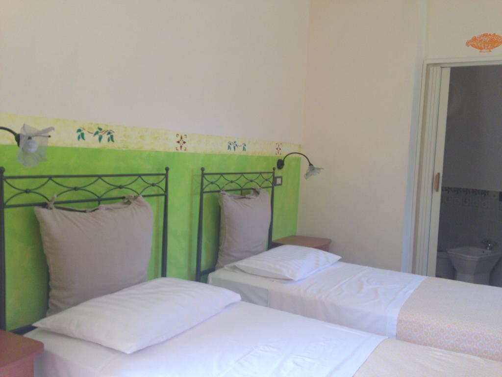 Giardino Di Sicilia Guest House Sant'Agata di Militello Ruang foto